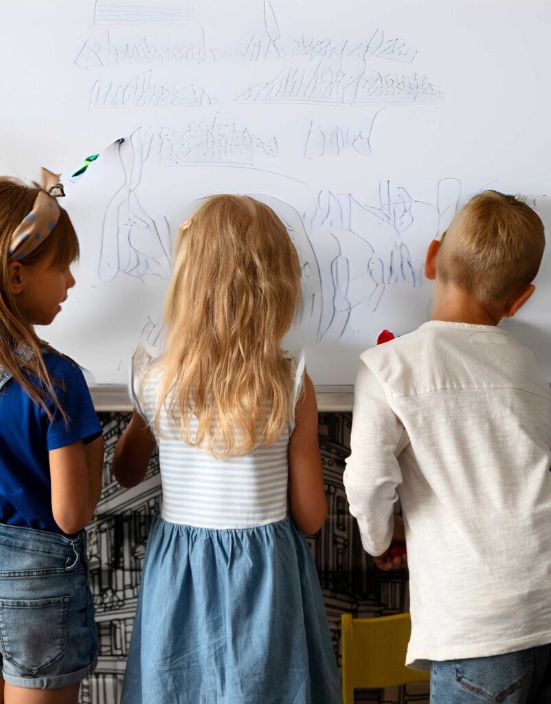 Alumnos escribiendo en la pizarra durante una clase de inglés