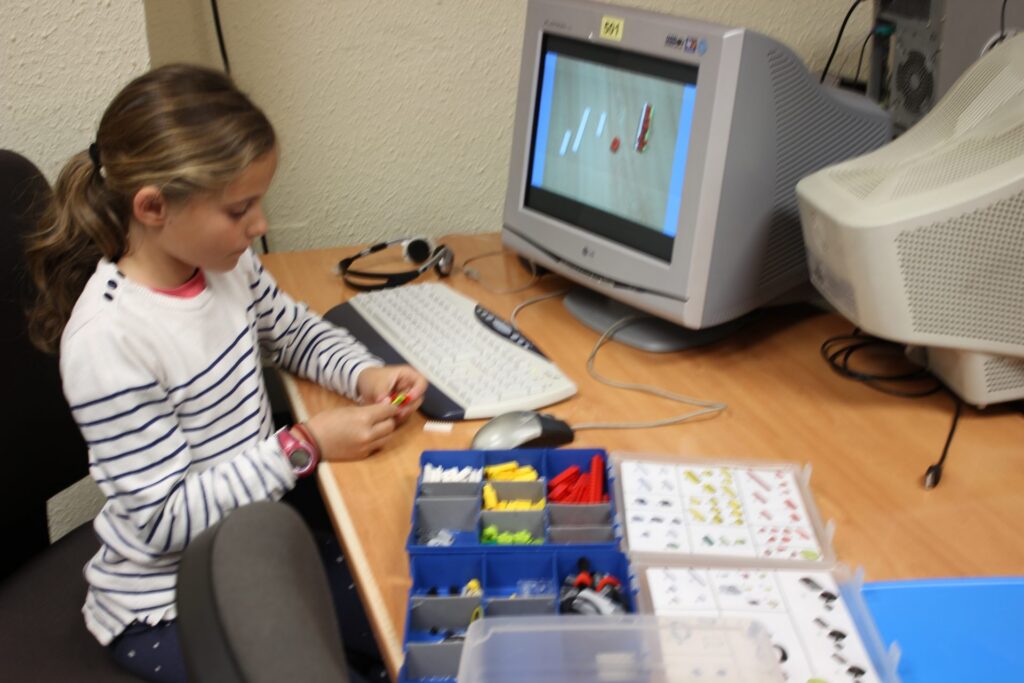 Niños programando su proyecto en clase de robótica