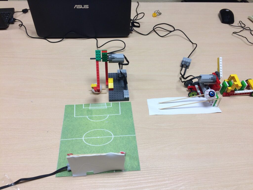 Detalle de un montaje de robótica hecho por los alumnos
